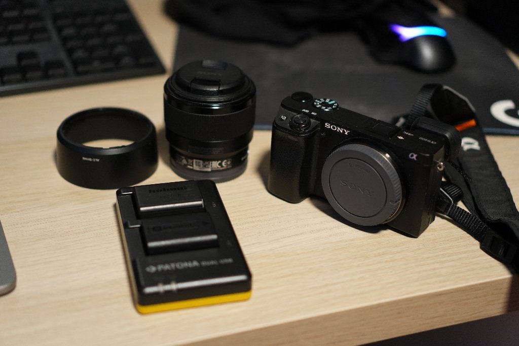 Sony α6400 (evt. met Sony FE 1.8 / 50mm), Gebruikt, Ingebouwde flitser, Ophalen of Verzenden, Lensdop