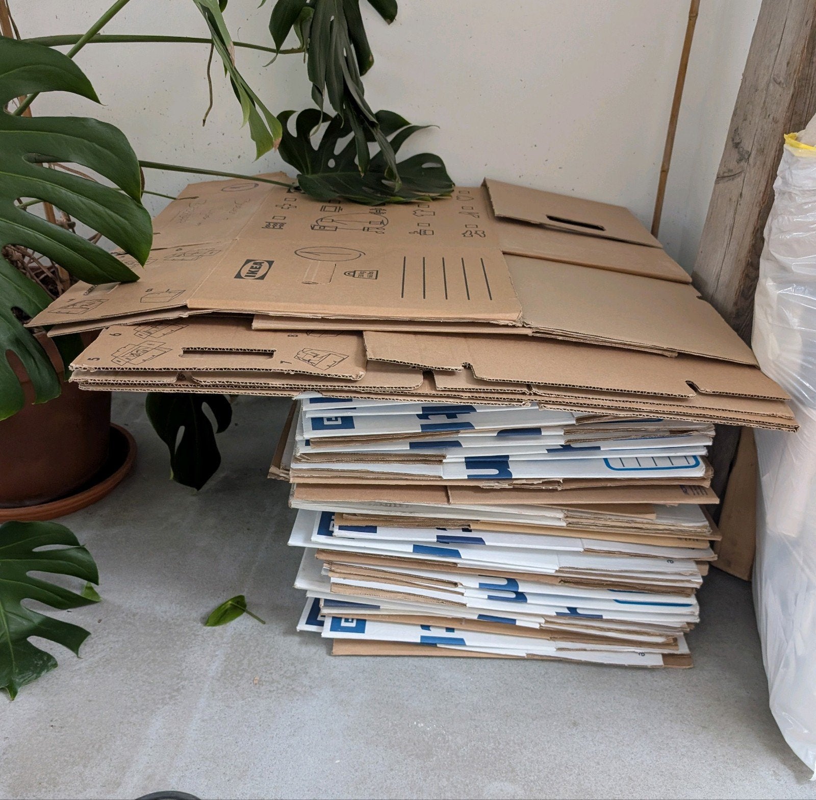 Grote stapel gebruikte verhuisdozen en inpakpapier, Doe-het-zelf en Verbouw, Kratten en Dozen, Ophalen, 40 tot 60 cm, Opvouwbaar