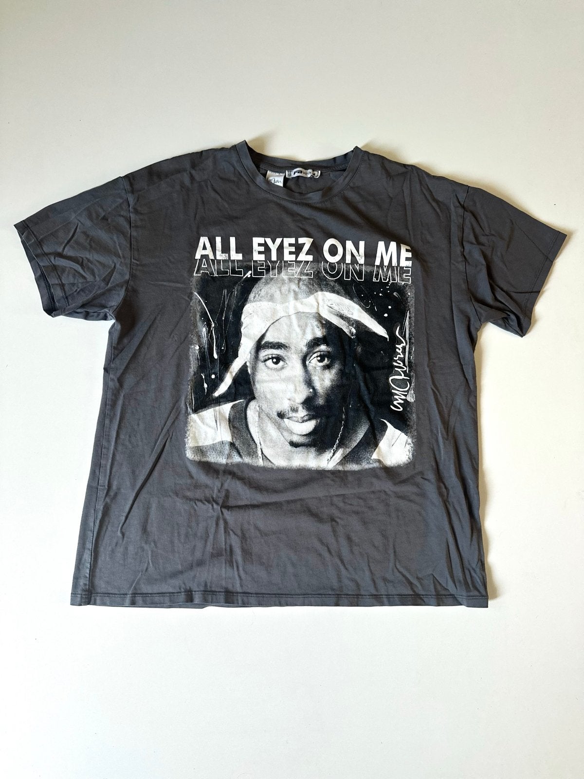 Tupac 'All Eyez On Me' T-shirt FB Sister Maat M, Maat 38/40 (M), Ophalen of Verzenden, Korte mouw, Grijs