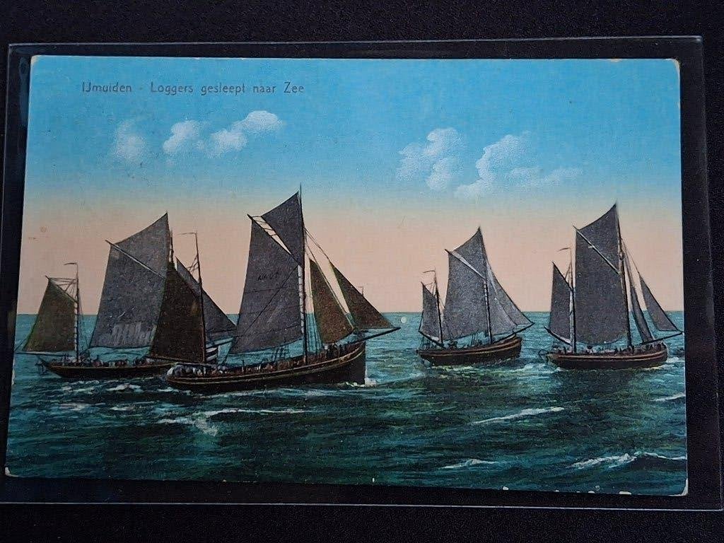 Oude ansichtkaart IJmuiden - Loggers gesleept naar Zee, Verzamelen, Ansichtkaarten | Nederland, Ophalen of Verzenden, Voor 1920