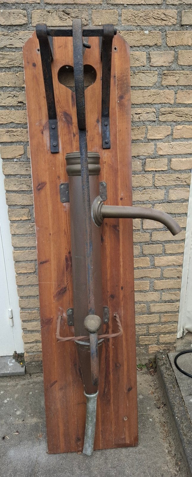 Antieke waterpomp op houten plank - Decoratief, Ophalen