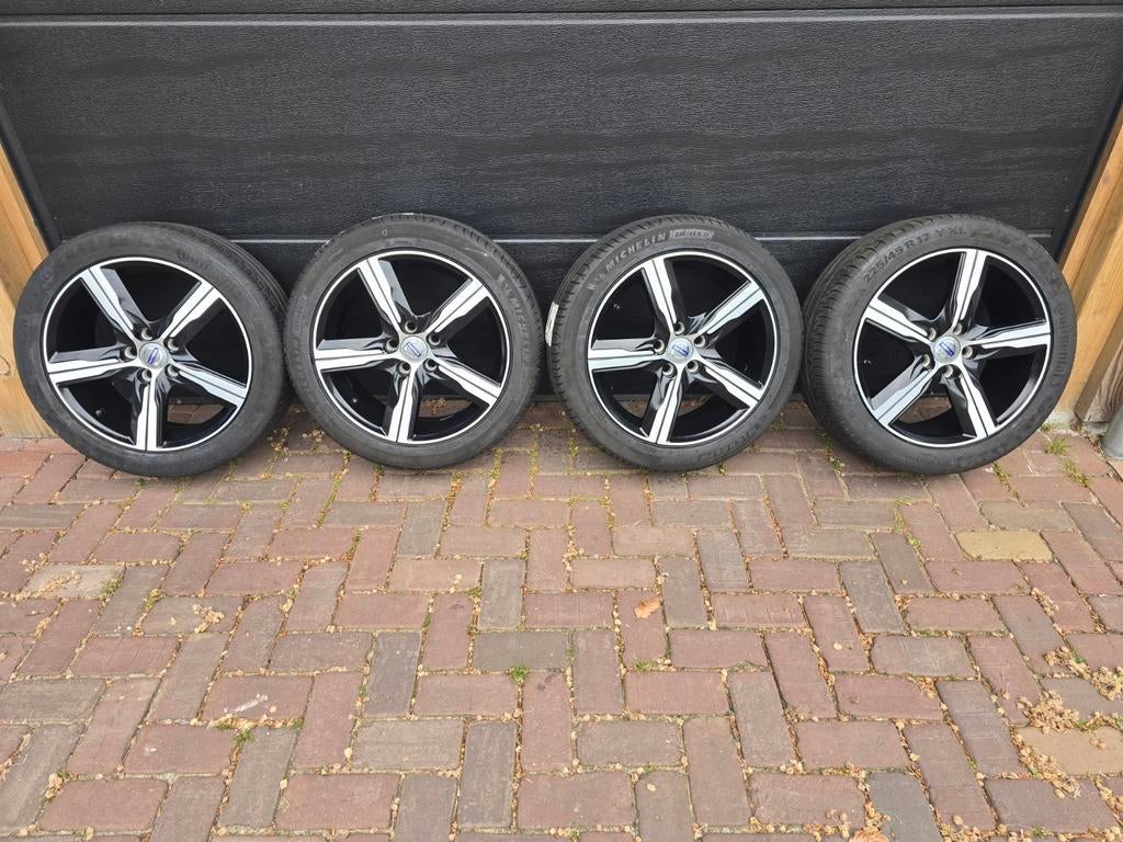 Volvo 17 inch R- design  velgen met zomerbanden, Gebruikt, Banden en Velgen, 17 inch, Ophalen of Verzenden