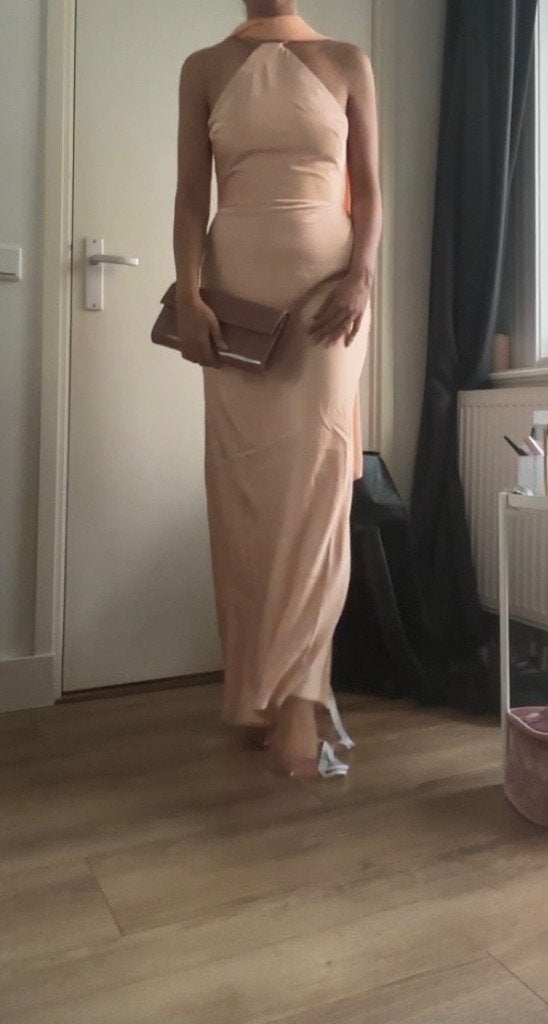 NIEUW Satijnen maxi jurk met halternek in abrikoos, Kleding | Dames, Gelegenheidskleding, Maat 38/40 (M), Galajurk, Beige, Nieuw