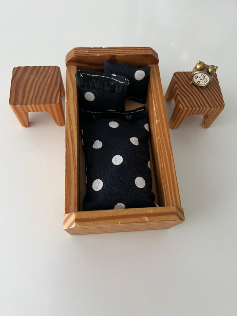 Houten poppenhuis bedje met accessoires, Ophalen of Verzenden