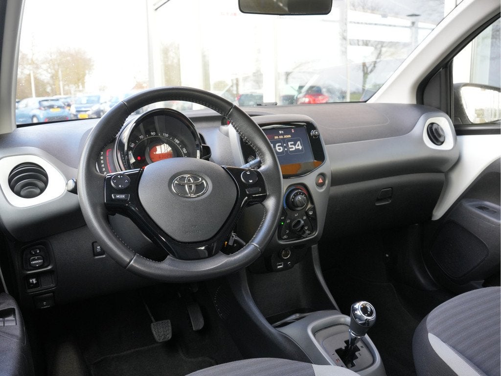 Toyota Aygo 1.0 VVT-i x-play Automaat | CarPlay | Achteruitr, 12 maanden, Stof, Gebruikt, 4 stoelen