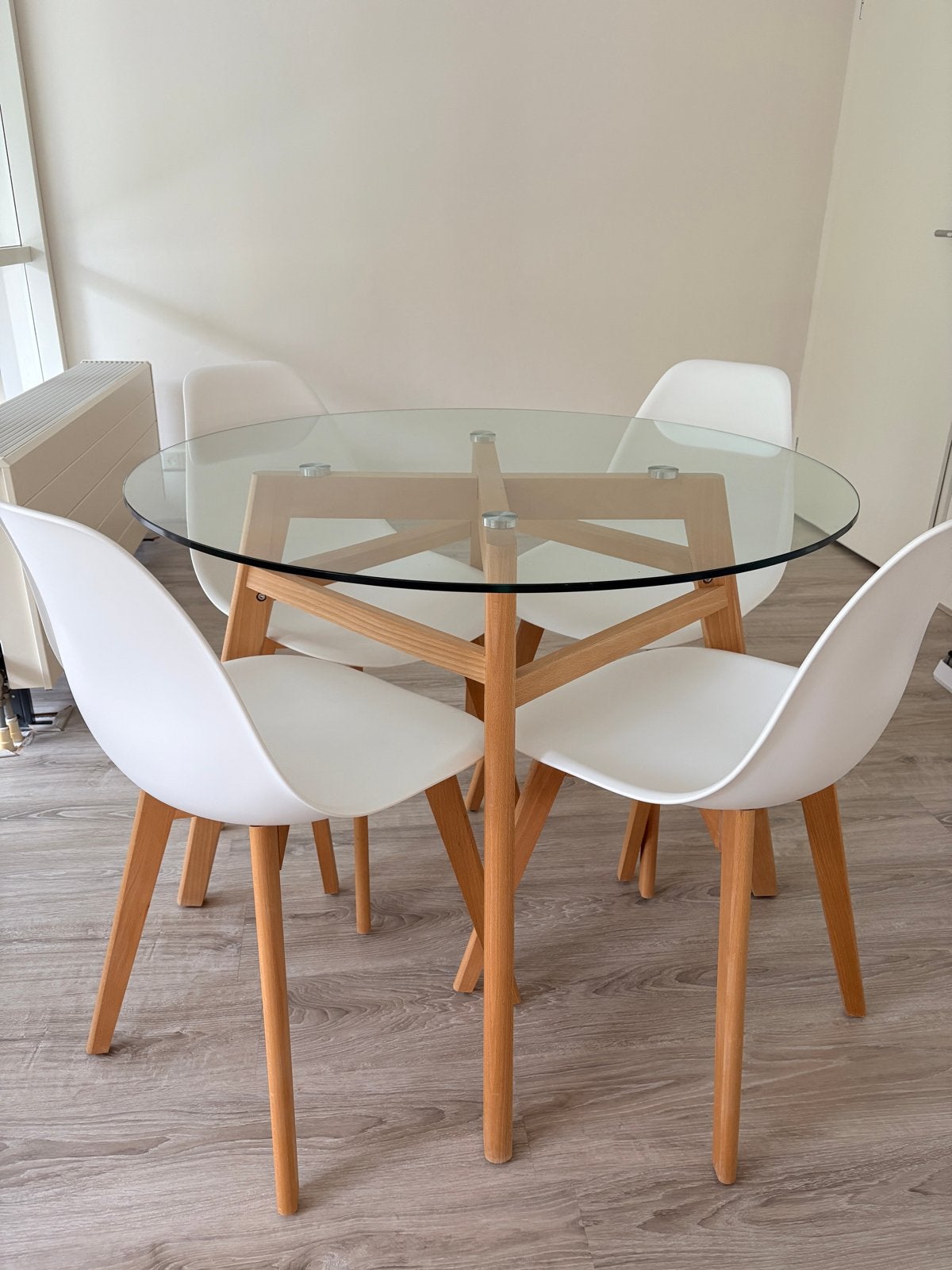 Round Dining Table with Glass Top + 4 White Chairs, Ophalen, Gebruikt, Rond, 50 tot 100 cm