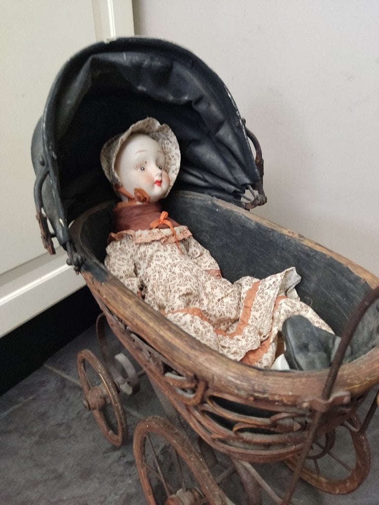 Antieke poppenwagen, Ophalen