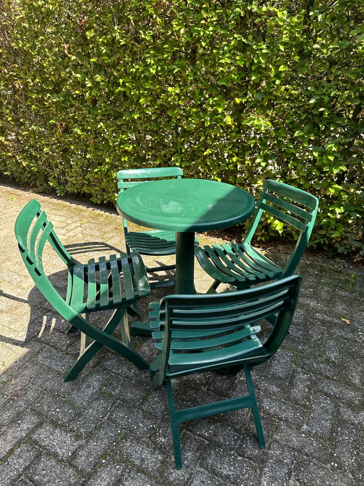 Groene tuinset met 4 stoelen en ronde tafel, 4 zitplaatsen, Kunststof, Gebruikt, Eettafel