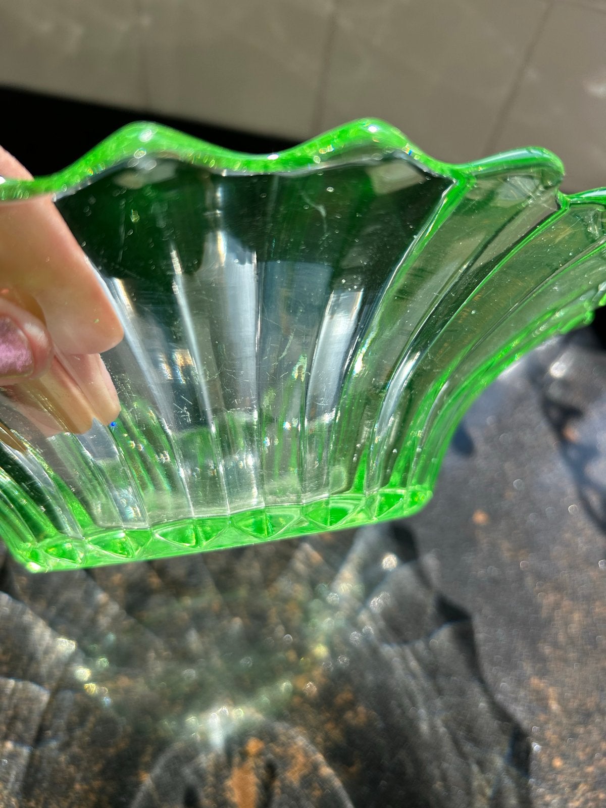 Groene glazen schaal met stermotief - 26 cm, Antiek en Kunst, Ophalen of Verzenden