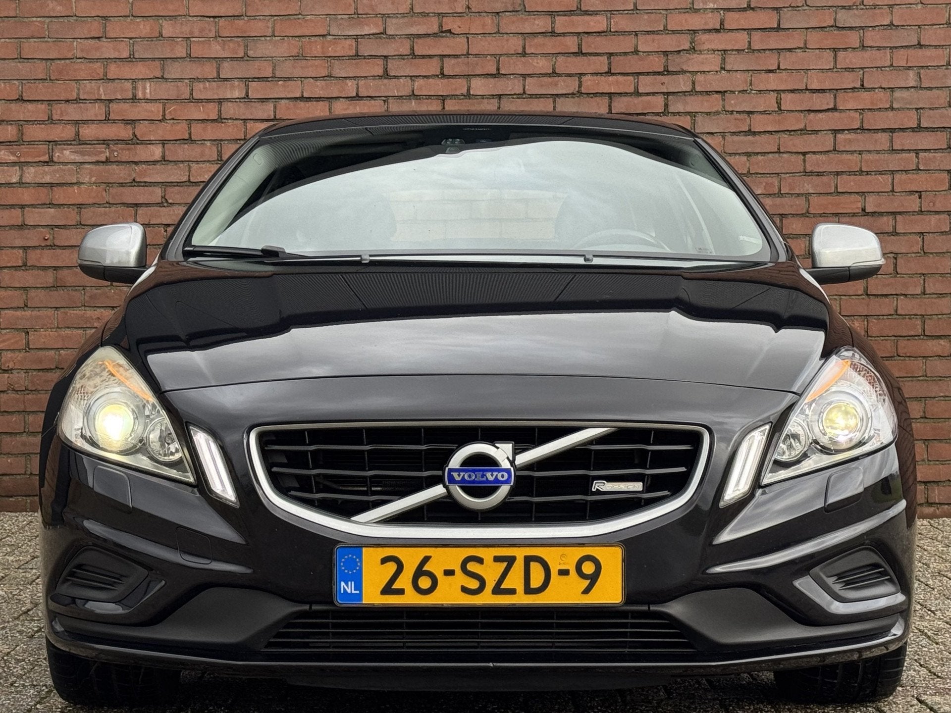 Volvo V60 2.0 T5 R-DESIGN | NL-AUTO! | DEALER OH | TREKHAAK!, Auto's, Voorwielaandrijving, Euro 5, Zwart, 4 cilinders