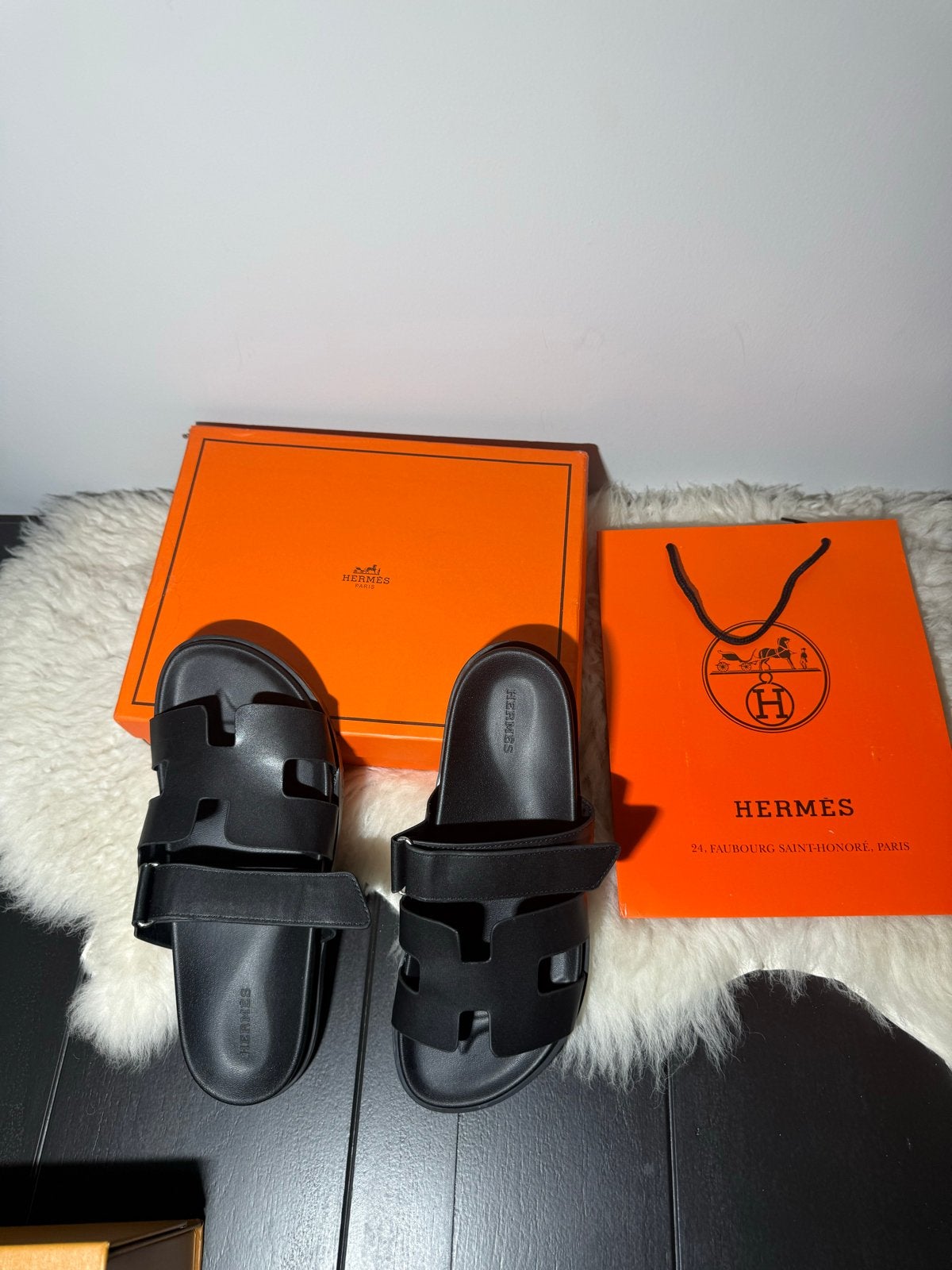 Hermès Slippers Zwart Maat 41 - Zo goed als nieuw, Ophalen of Verzenden, Zo goed als nieuw, Zwart, Slippers