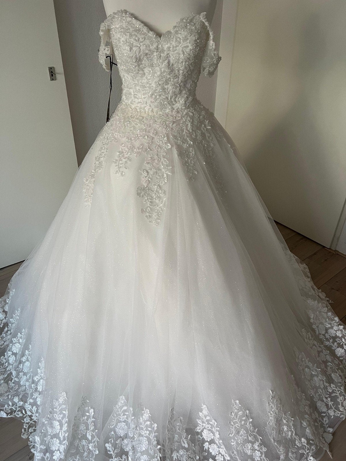 Prachtige Witte Trouwjurk met Kant en Glitters, Ophalen, Trouwjurk, Wit, LAVEMA