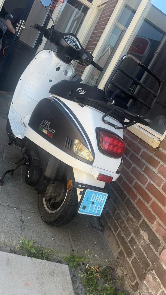 IVA Lux scooter Scooter 50cc – rijdt goed – nieuwe accu, Fietsen en Brommers, Ophalen, Gebruikt, Maximaal 45 km/u, Benzine