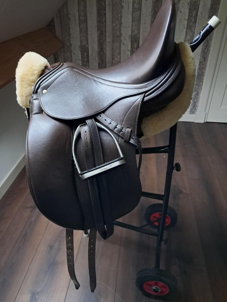 Bruin Schleese Bubi dressuurzadel 17.5 inch., Ophalen, Zo goed als nieuw, Dressuur