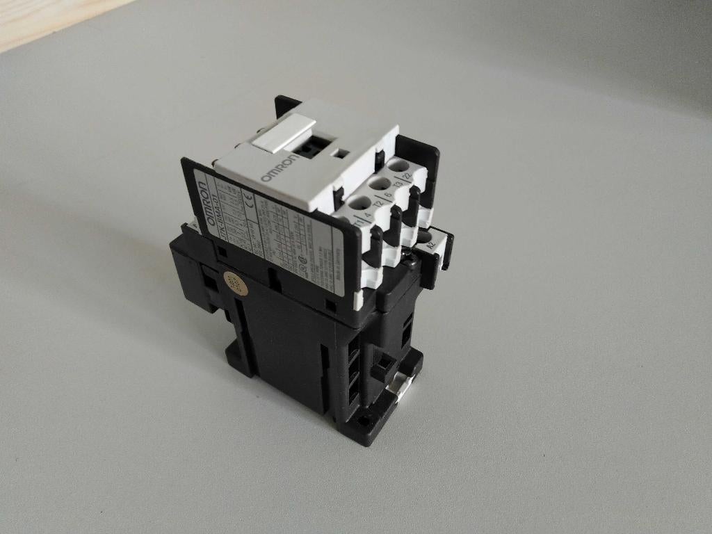 Relais magneetschakelaar Omron J7K-BMA-01 spoel 24V DC, Ophalen of Verzenden, Gebruikt