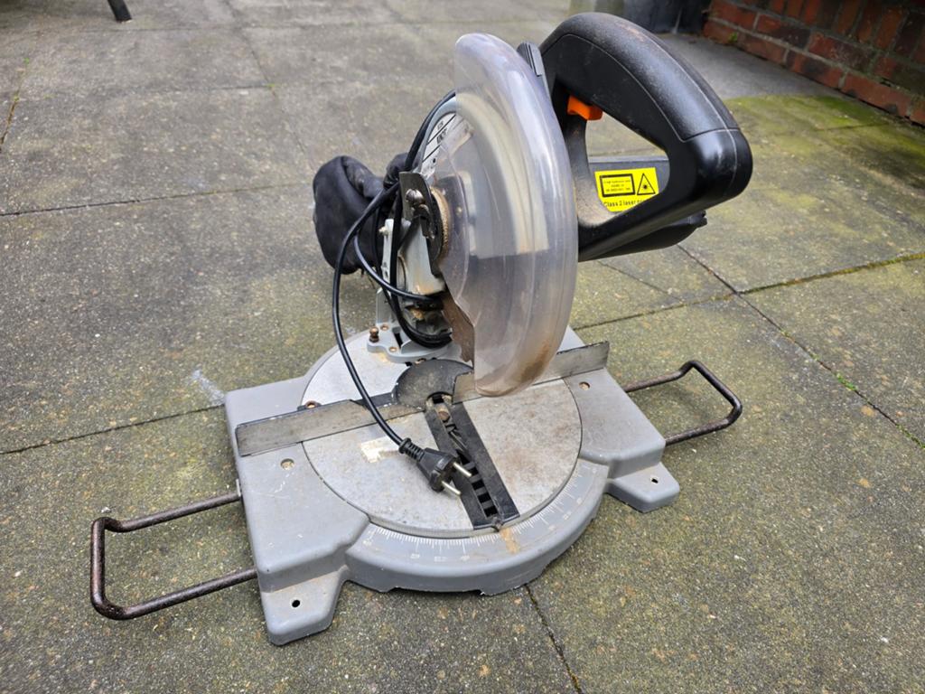 Kinzo afkortzaag, Doe-het-zelf en Verbouw, Gereedschap | Zaagmachines, Gebruikt, Ophalen of Verzenden, Afkortzaag, 30 tot 70 mm