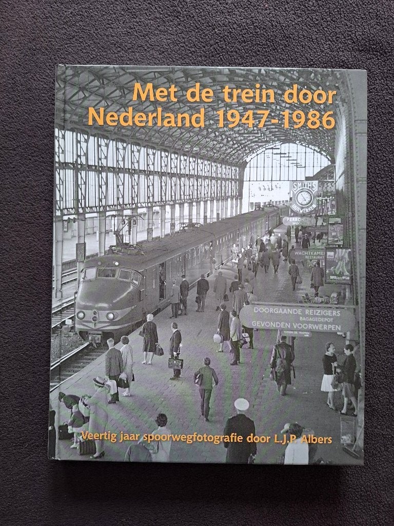 Met de trein door NL 1947-1986 / spoorwegfotografie, Verzamelen, Ophalen of Verzenden, Zo goed als nieuw, Trein, Boek of Tijdschrift