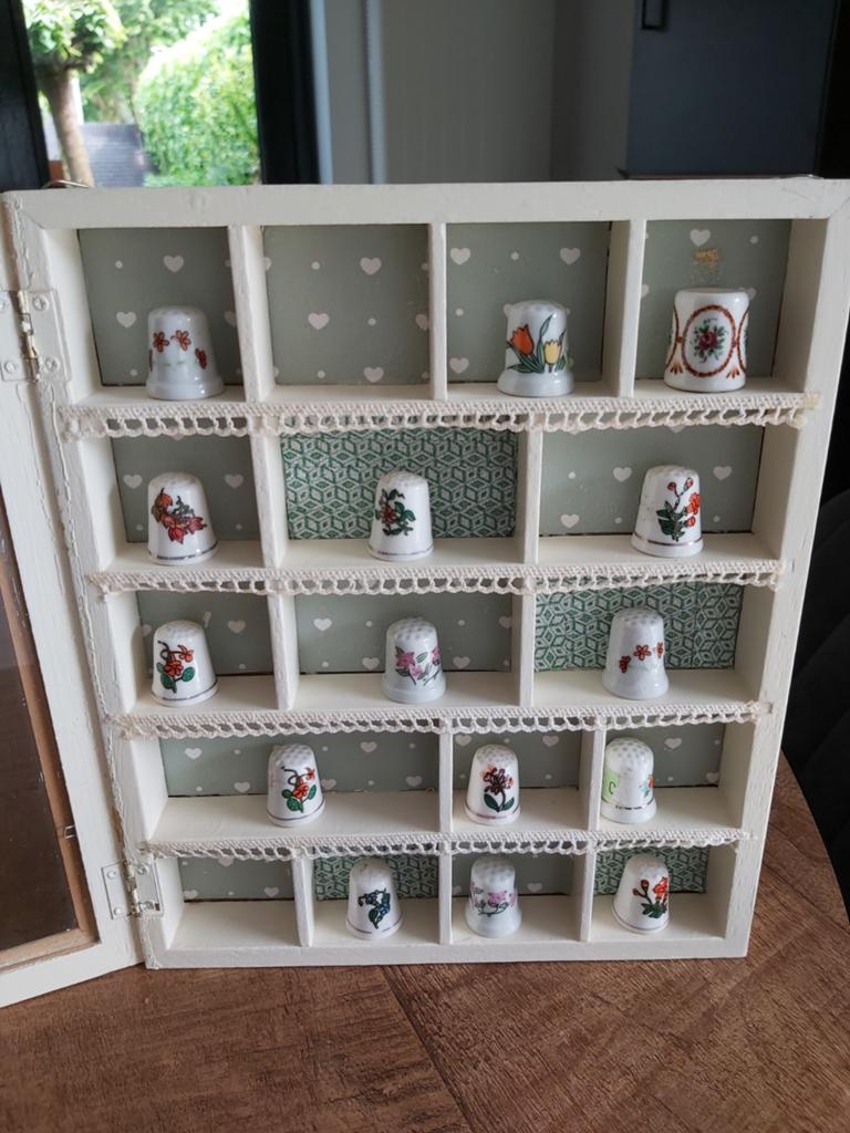 Vingerhoedjes verzameling in vitrinekastje, Verzamelen, Ophalen of Verzenden, Zo goed als nieuw, Porselein, Nederland