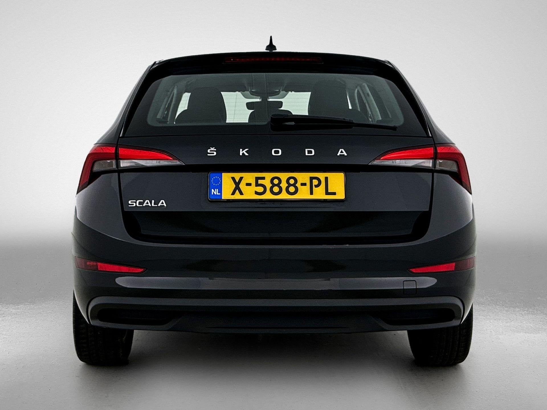 Skoda Scala 1.0 TSI Ambition Metallic lak | Licht metalen ve, 12 maanden, Gebruikt, Origineel Nederlands, Handgeschakeld