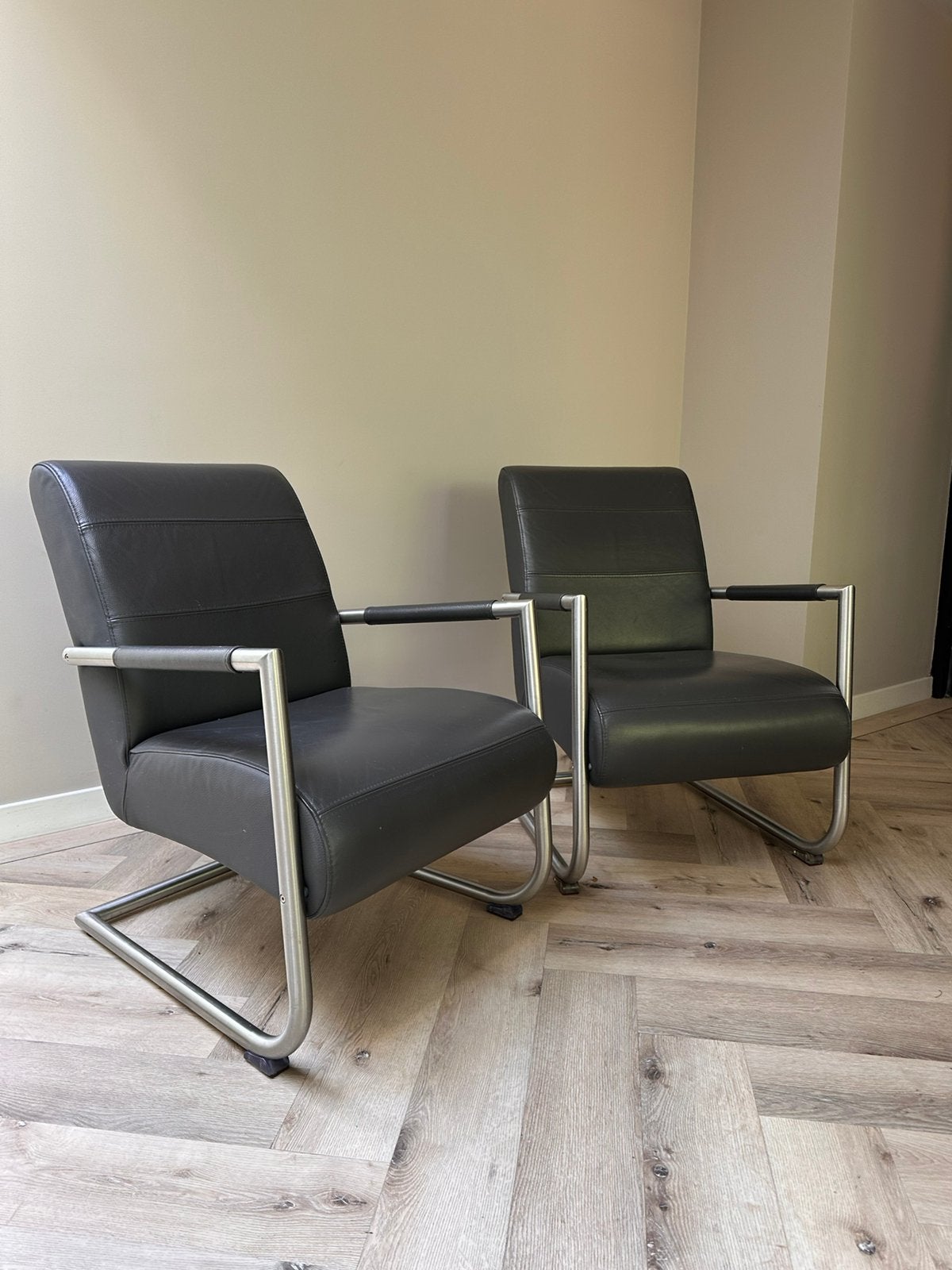 Twee antraciet leder fauteuils van het merk Henders & Hazel., Ophalen, -, -, Henders en Hazel