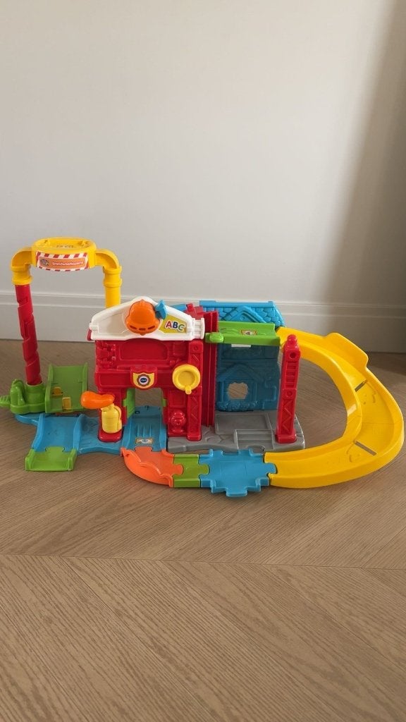 Toet toet autobaan autogarage Vtech, Ophalen, Zo goed als nieuw, 6 maanden tot 2 jaar