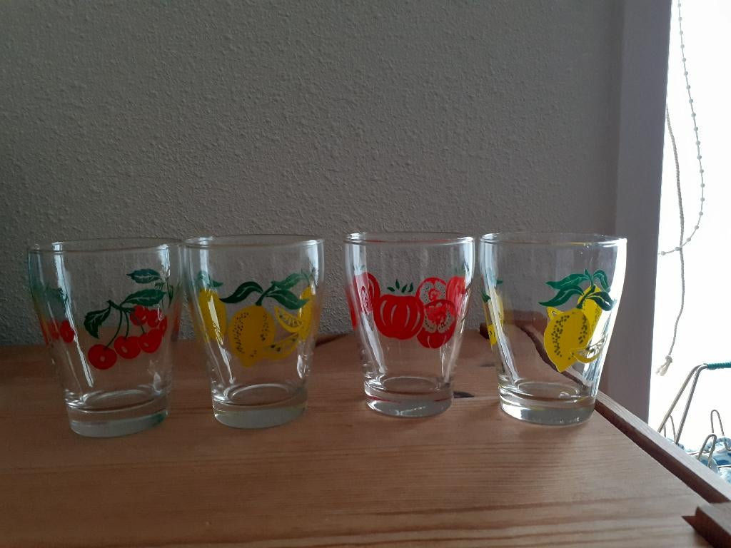 Vintage sapglaasjes met fruitdecor, Ophalen of Verzenden, Zo goed als nieuw, Frisdrankglas
