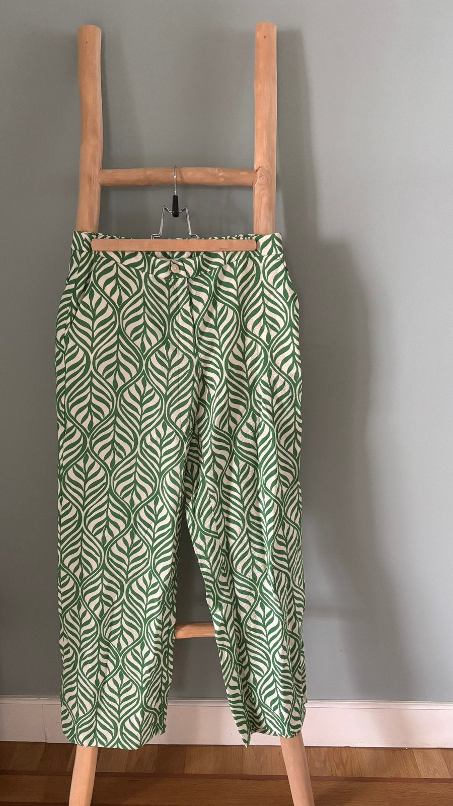 H&M broek groen/wit maat 40, Kleding | Dames, Maat 38/40 (M), Ophalen of Verzenden, Zo goed als nieuw, Lang