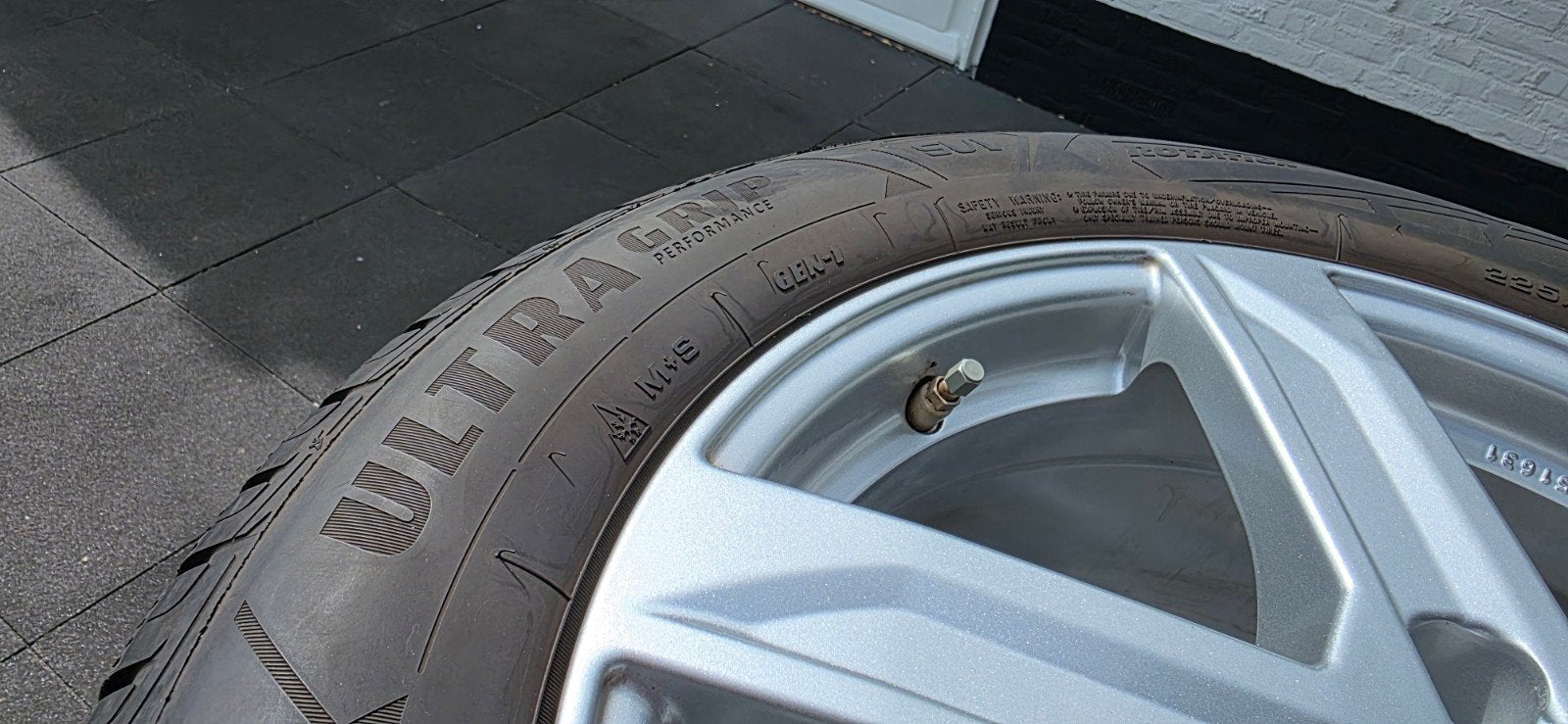 Foto 6 van Winterbanden op lichtmetalen velgen 225/60 R18 104V
