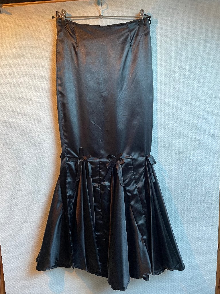 Lange zwarte satijn achtige rok, Zwart, Maat 42/44 (L), Ophalen of Verzenden, Zo goed als nieuw