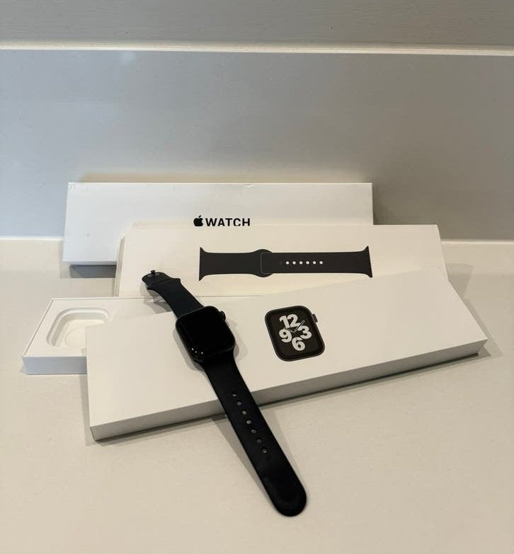 Apple Watch SE 40mm Space Gray Aluminium Midnight Sport Band, Sieraden, Tassen en Uiterlijk, Smartwatches, Afstand, Zwart, IOS