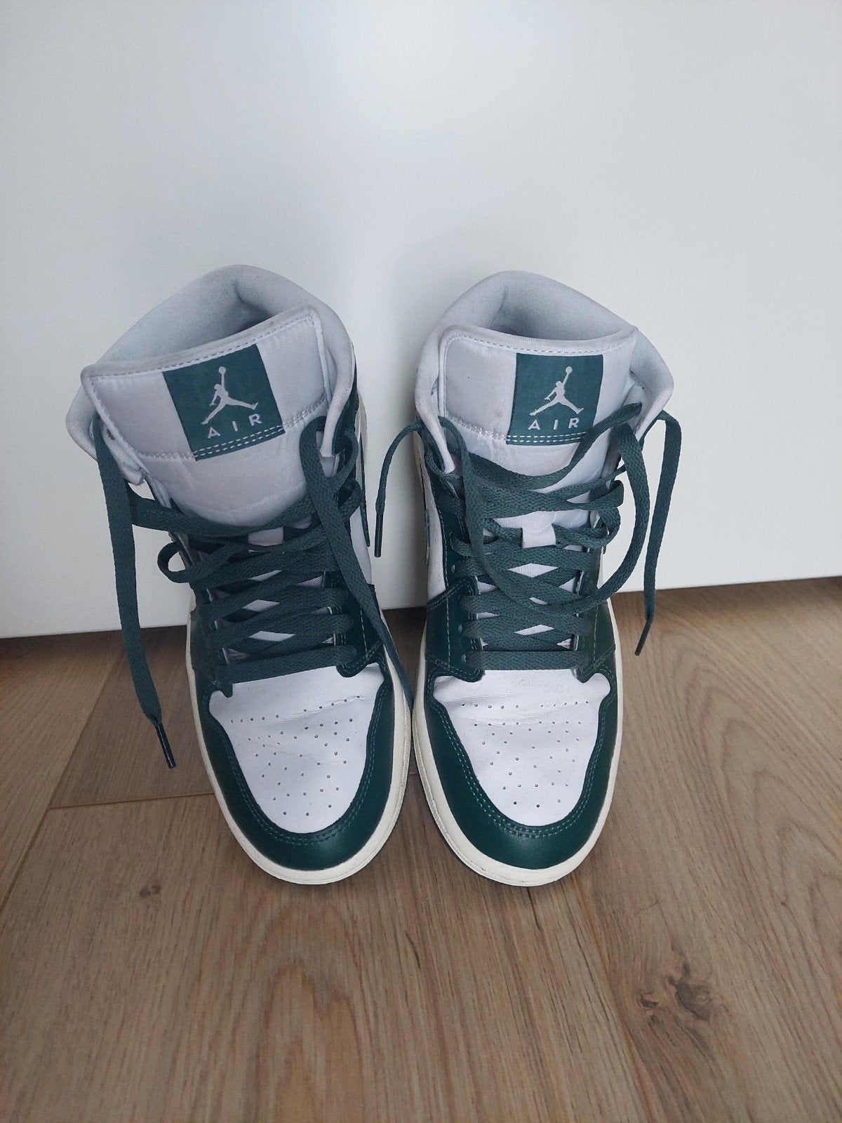 Nike Jordan 1 mid sneakersSneakers van het merk Nike. Nauwel, Nike Jordan, Ophalen of Verzenden, Zo goed als nieuw