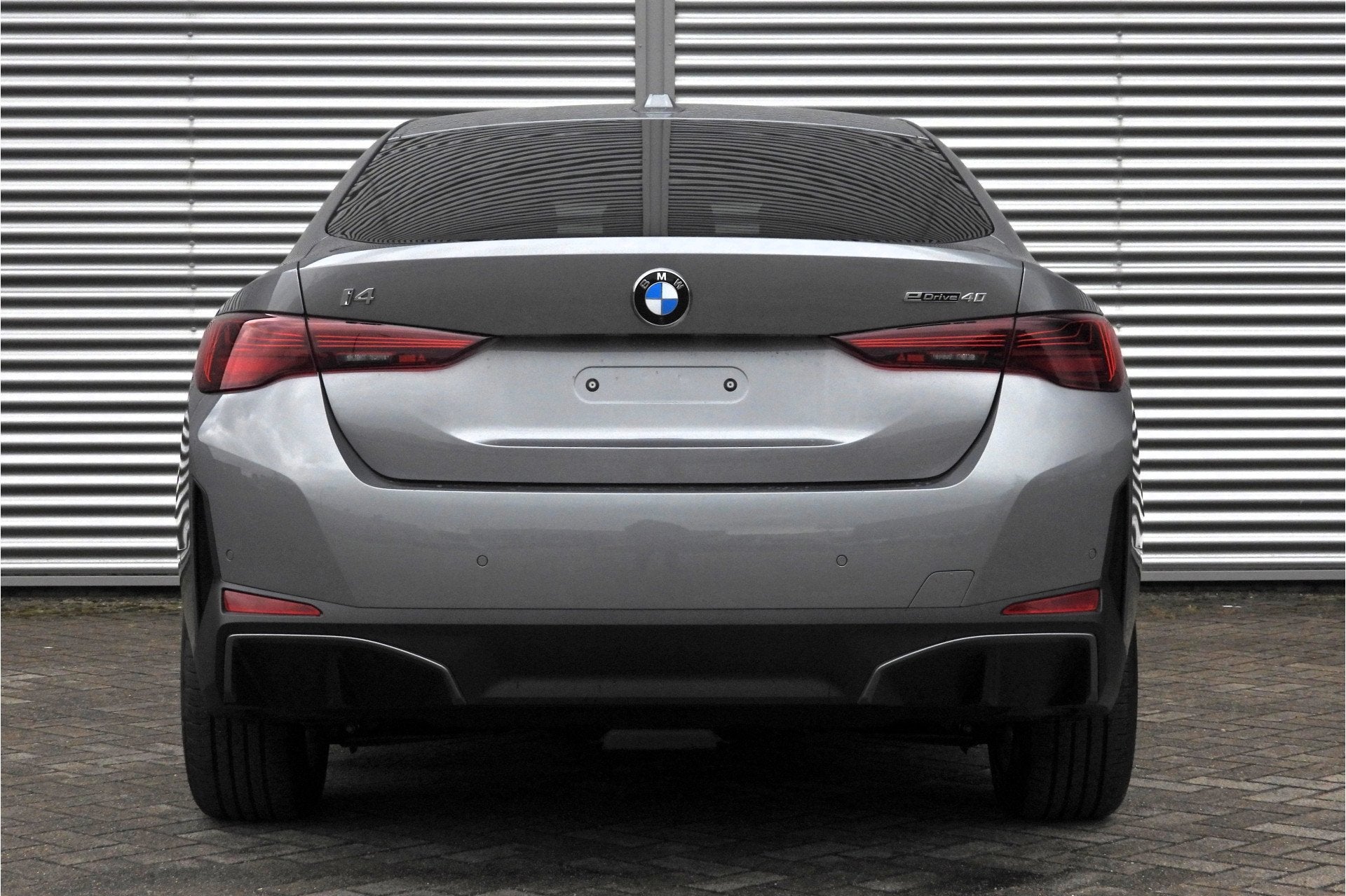 BMW i4 eDrive40 / Schuif-kanteldak / Achteruitrijcamera / Ad, Auto's, Dealer onderhouden, Achterwielaandrijving, Zwart, 2020 kg