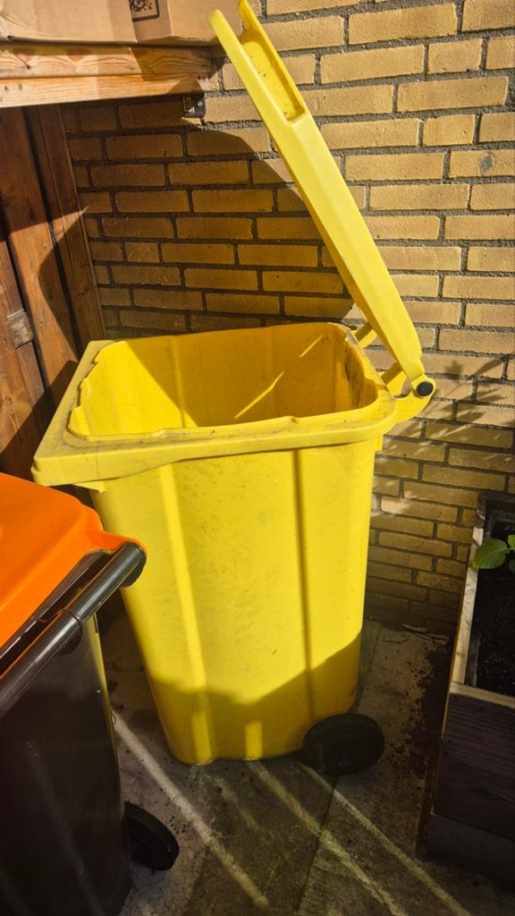 Gele afvalbak met deksel en wielen, Huis en Inrichting, Woonaccessoires | Prullenbakken, Ophalen, Kunststof, Gebruikt, 40 liter of meer