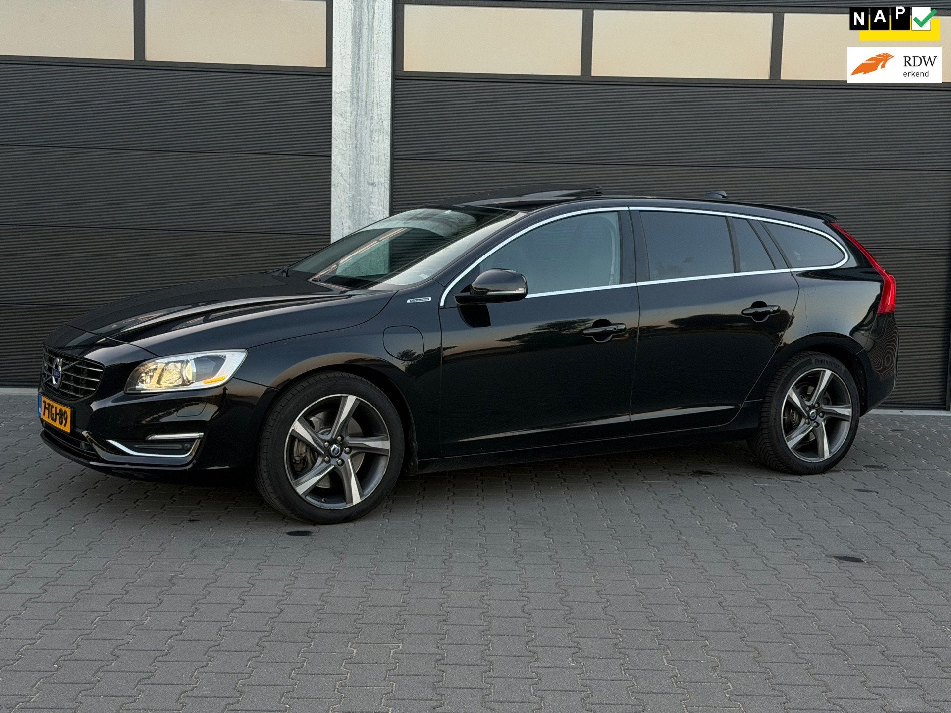 Volvo V60 2.4 D6 AWD Plug-In Hybrid Summum/ GBeurt/ Netjes/, Automaat, Zwart, Vierwielaandrijving, 11 kWh