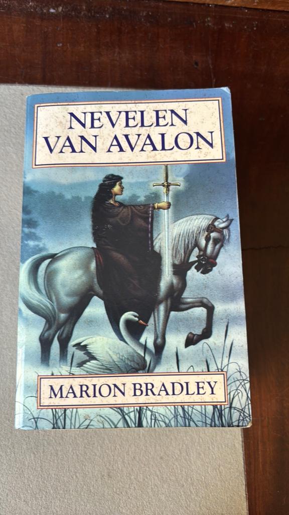 Marion  Bradley - Nevelen van Avalon, Ophalen of Verzenden, Zo goed als nieuw, Marion Zimmer Zimmer Bradley