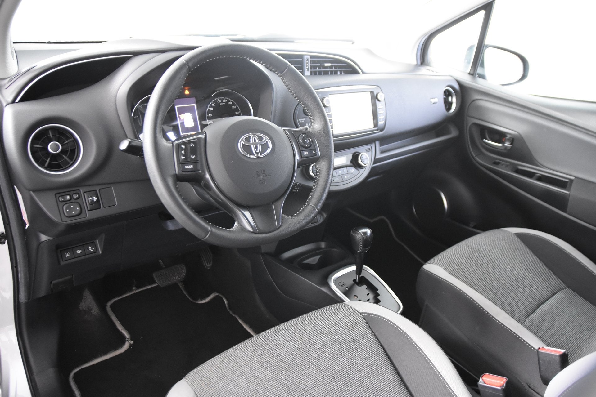 Toyota Yaris 1.5 Hybrid Y20 *1ste Eigenaar*Navigatie*Camera*, Gebruikt, 4 cilinders, Bedrijf, Grijs