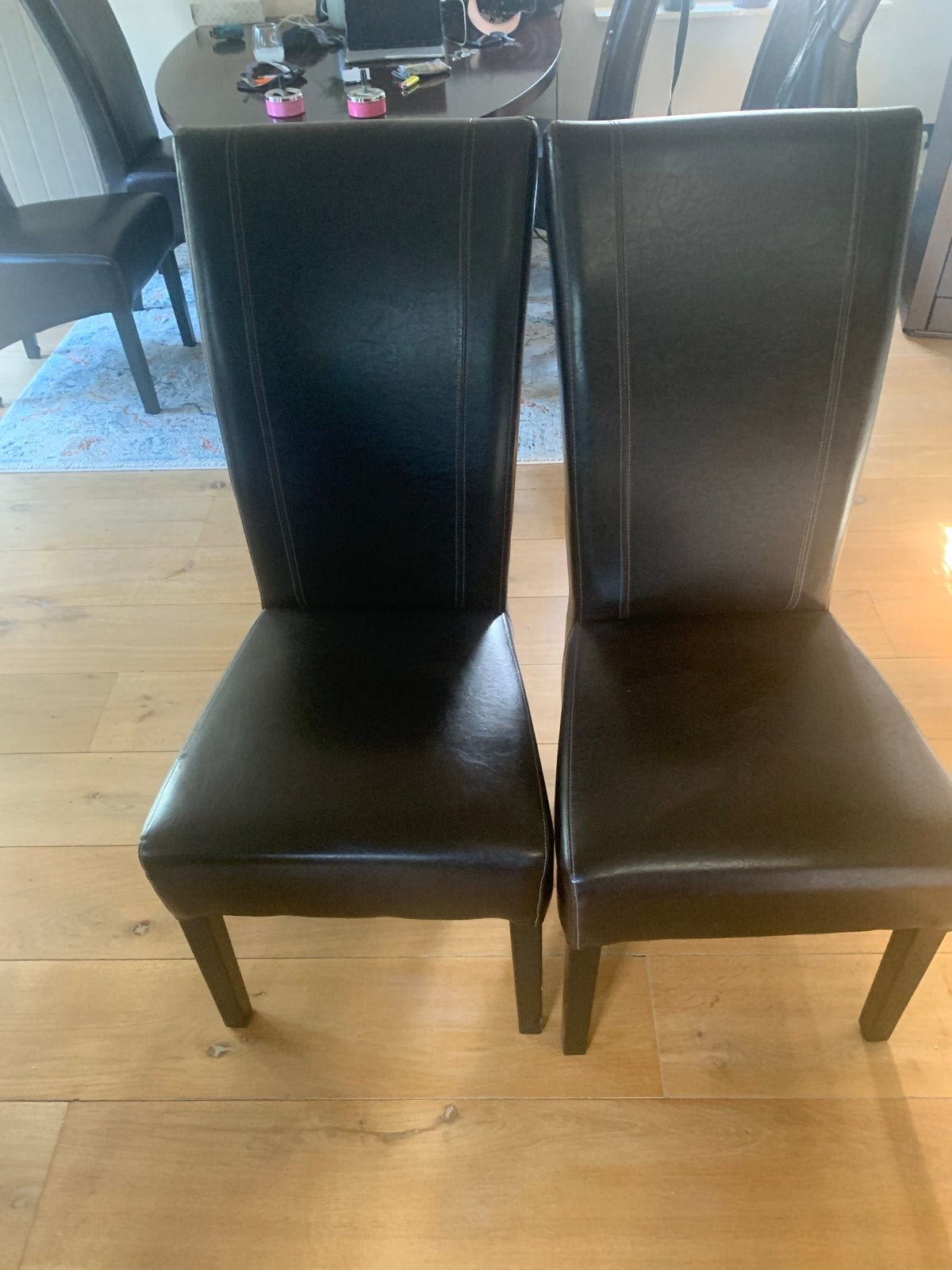 2x Donkerbruine Eetkamerstoelen - Leerlook 6 stuks, Ophalen, Gebruikt, Twee, Bruin