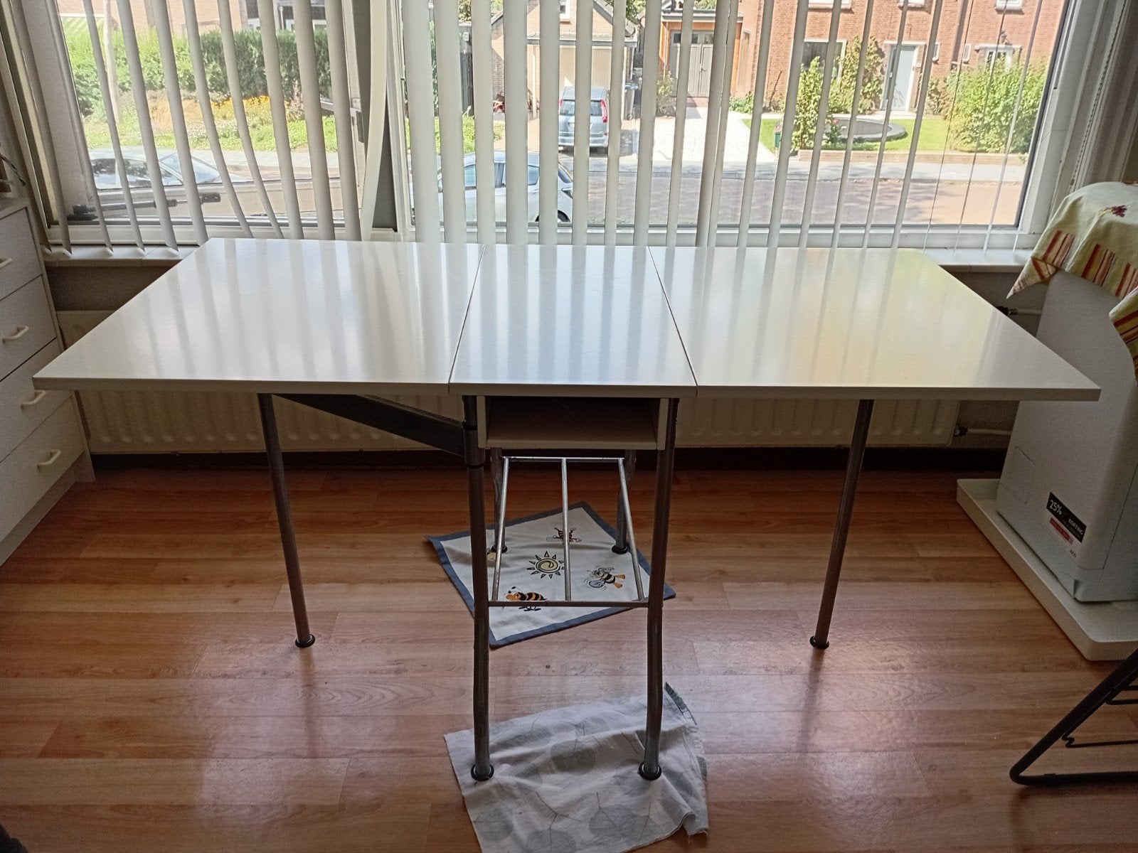 Handige Naai- of Knutseltafel - Opklapbaar, Ophalen, Modern, Functioneel, Tot twee personen, Rechthoekig