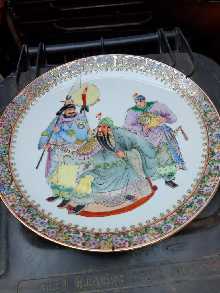 Chinees antiek porselein bord met figuren, Ophalen of Verzenden