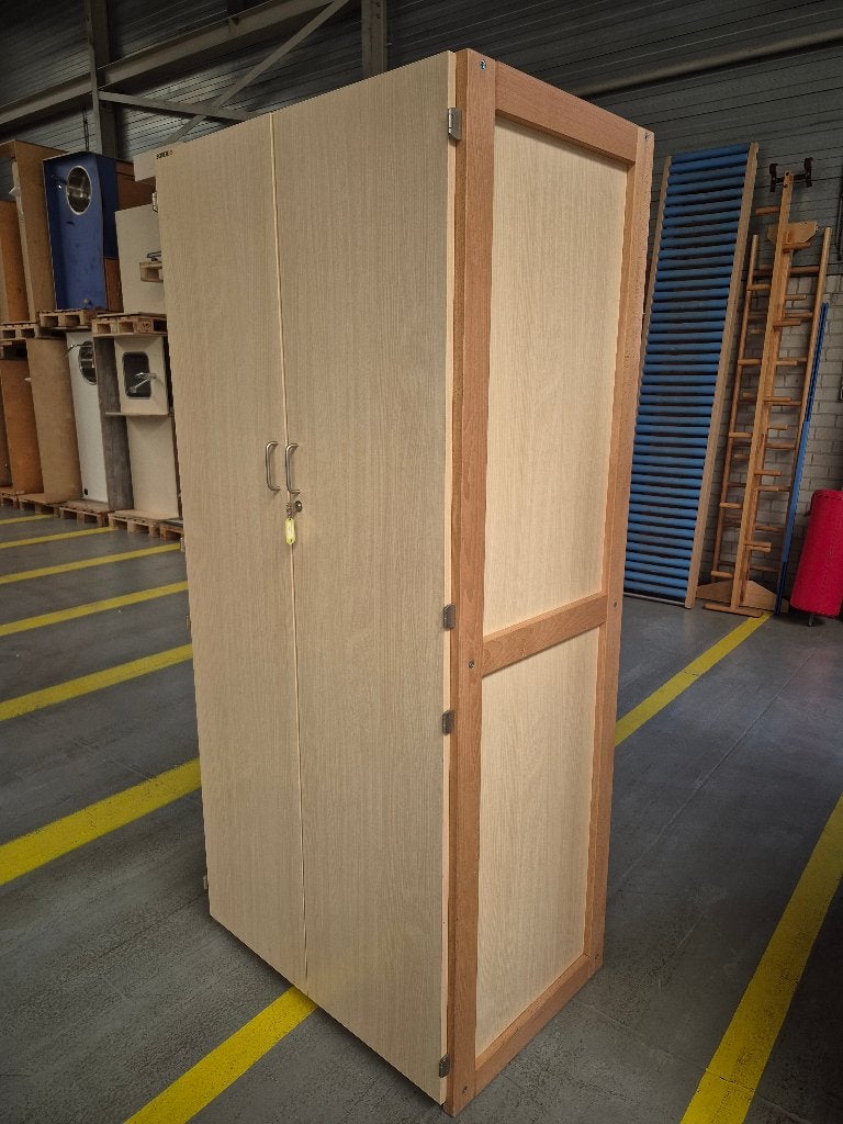 3x Schilte extra diepe, hoge voorraadkast / KDV-kast + slot, Met deur(en), 200 cm of meer, School /KDV, Zo goed als nieuw