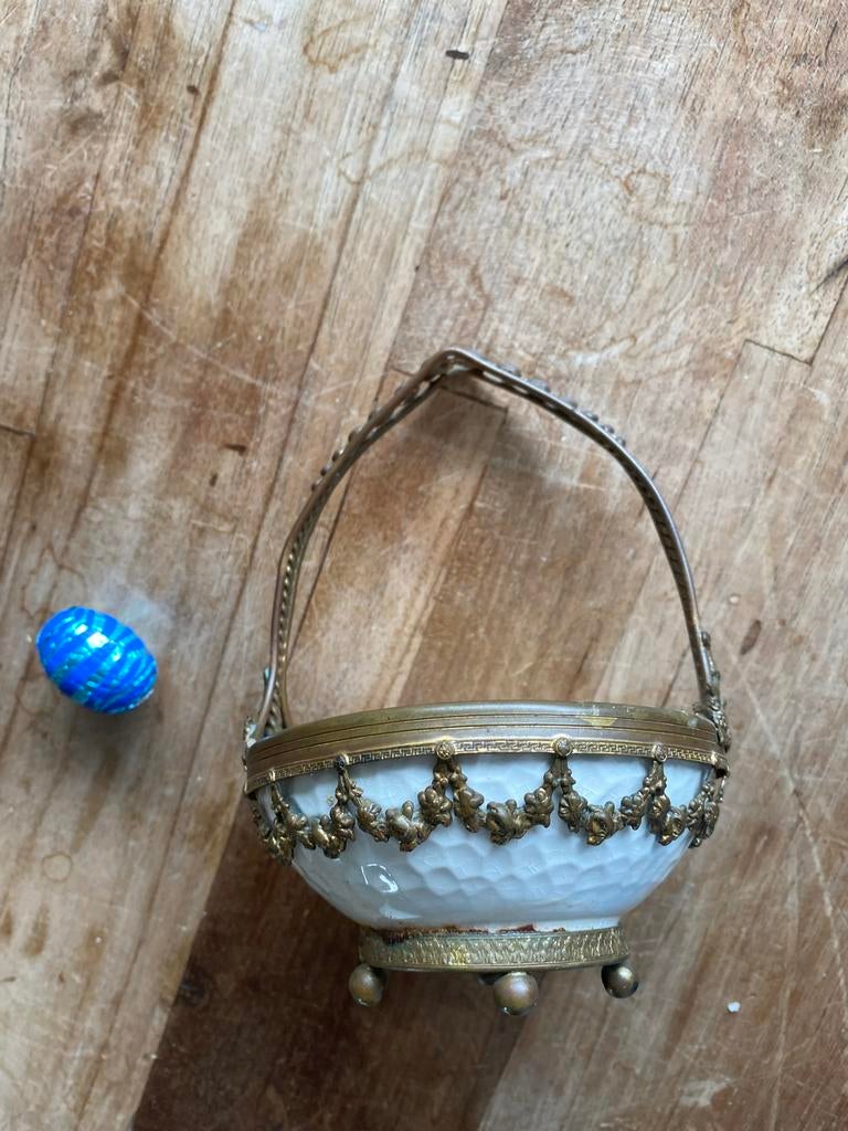 Antiek sier porseleinen schaaltje met bronzen montuur, Antiek en Kunst, Antiek | Porselein, Ophalen of Verzenden