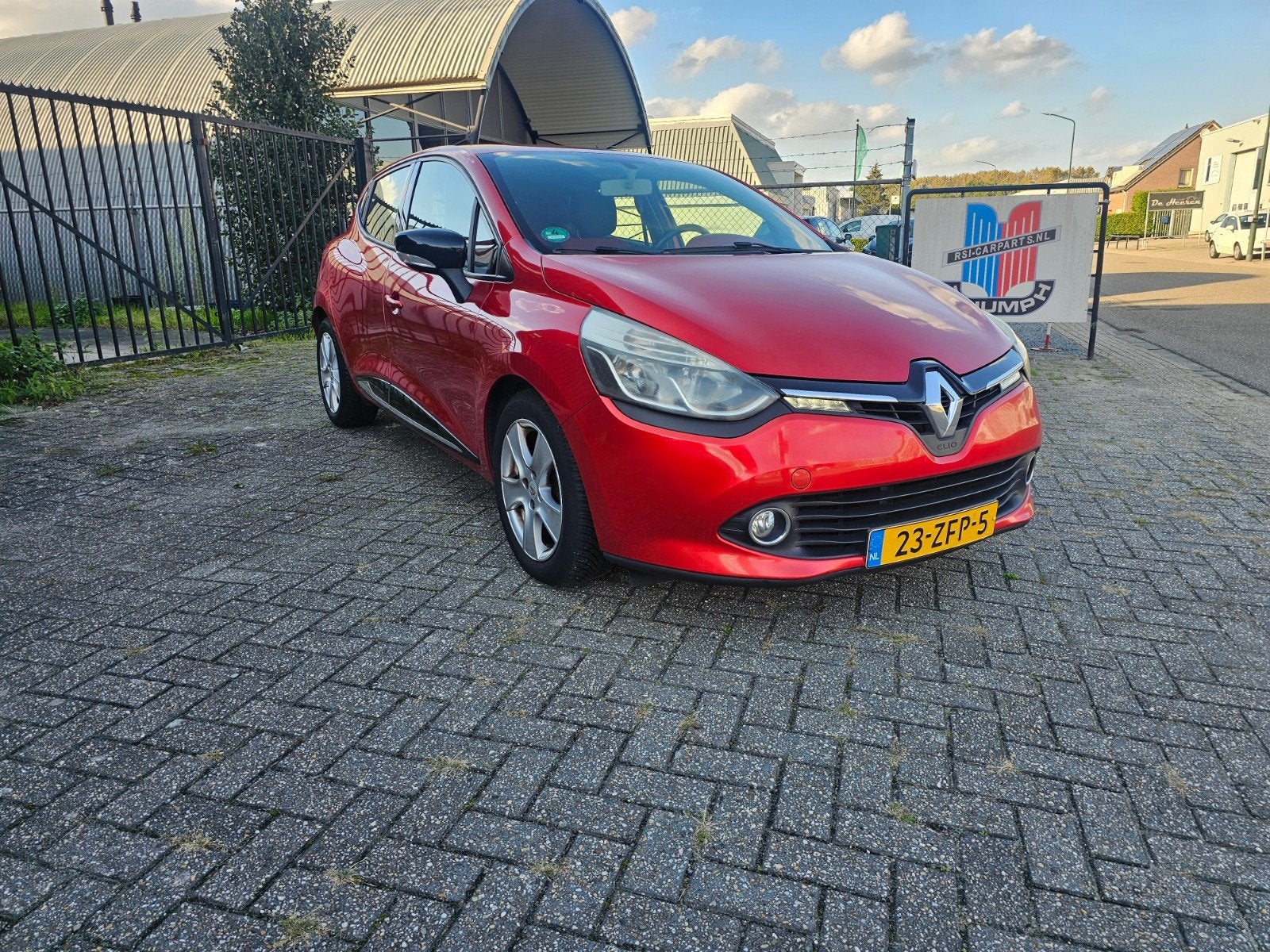 Renault Clio 1.5 DCI 66KW 5-DRS 2012 Rood, Auto's, Voorwielaandrijving, Stof, Zwart, 4 cilinders
