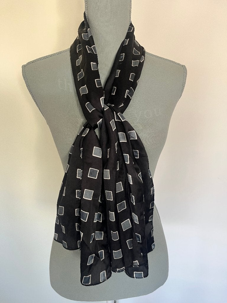 Zwart satijnen sjaal met grijze blokjes, Kleding | Dames, Mutsen, Sjaals en Handschoenen, Ophalen of Verzenden, Gedragen, Maat 46/48 (XL) of groter