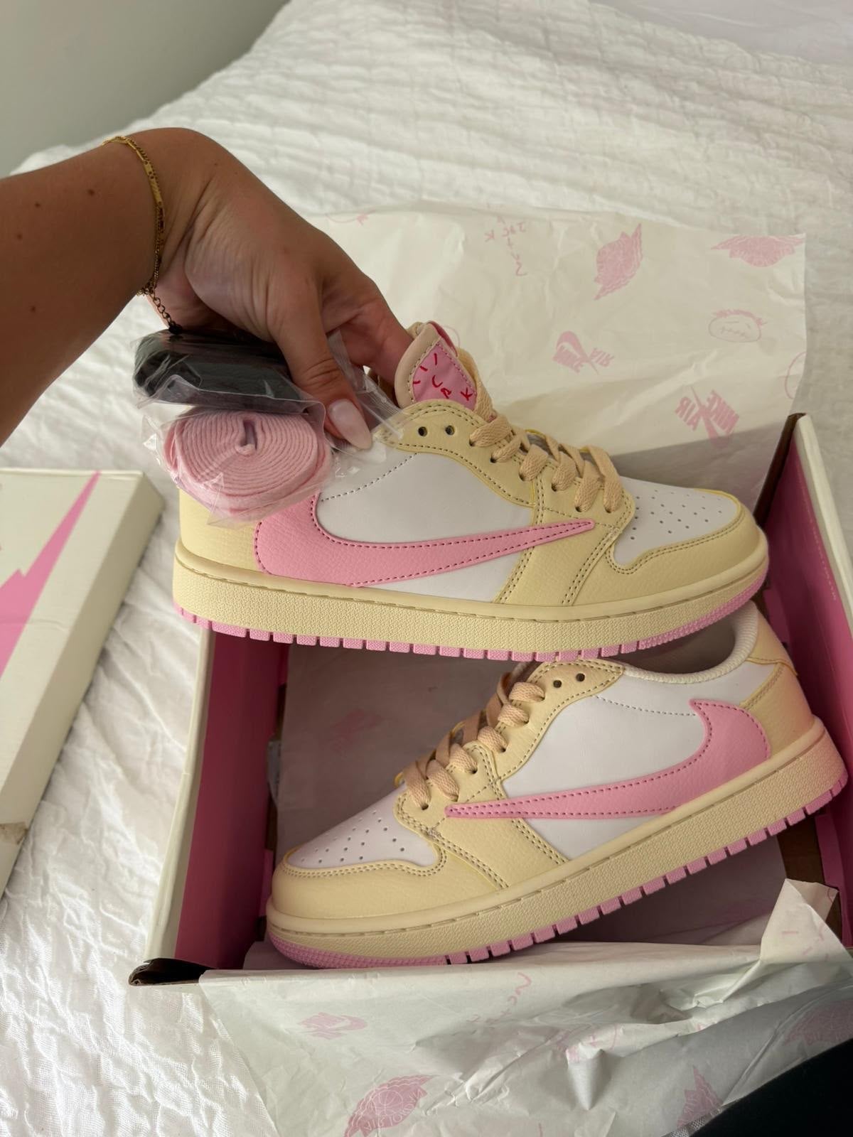 Nike Air Jordan 1 Retro Low OG SP Travis Scott Roze, Kleding | Dames, Schoenen, Nieuw, Sneakers of Gympen, Roze, Ophalen of Verzenden