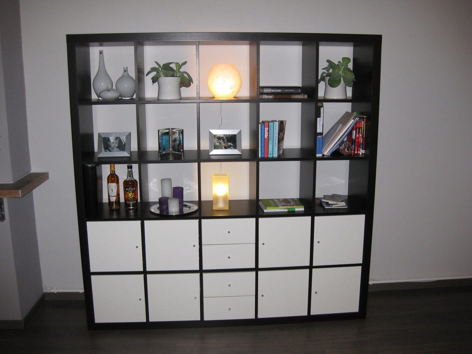 Zwartbruine expedit (Kallax) kast witte deurtjes en lades, Ophalen, Gebruikt, 150 tot 200 cm, Minder dan 100 cm