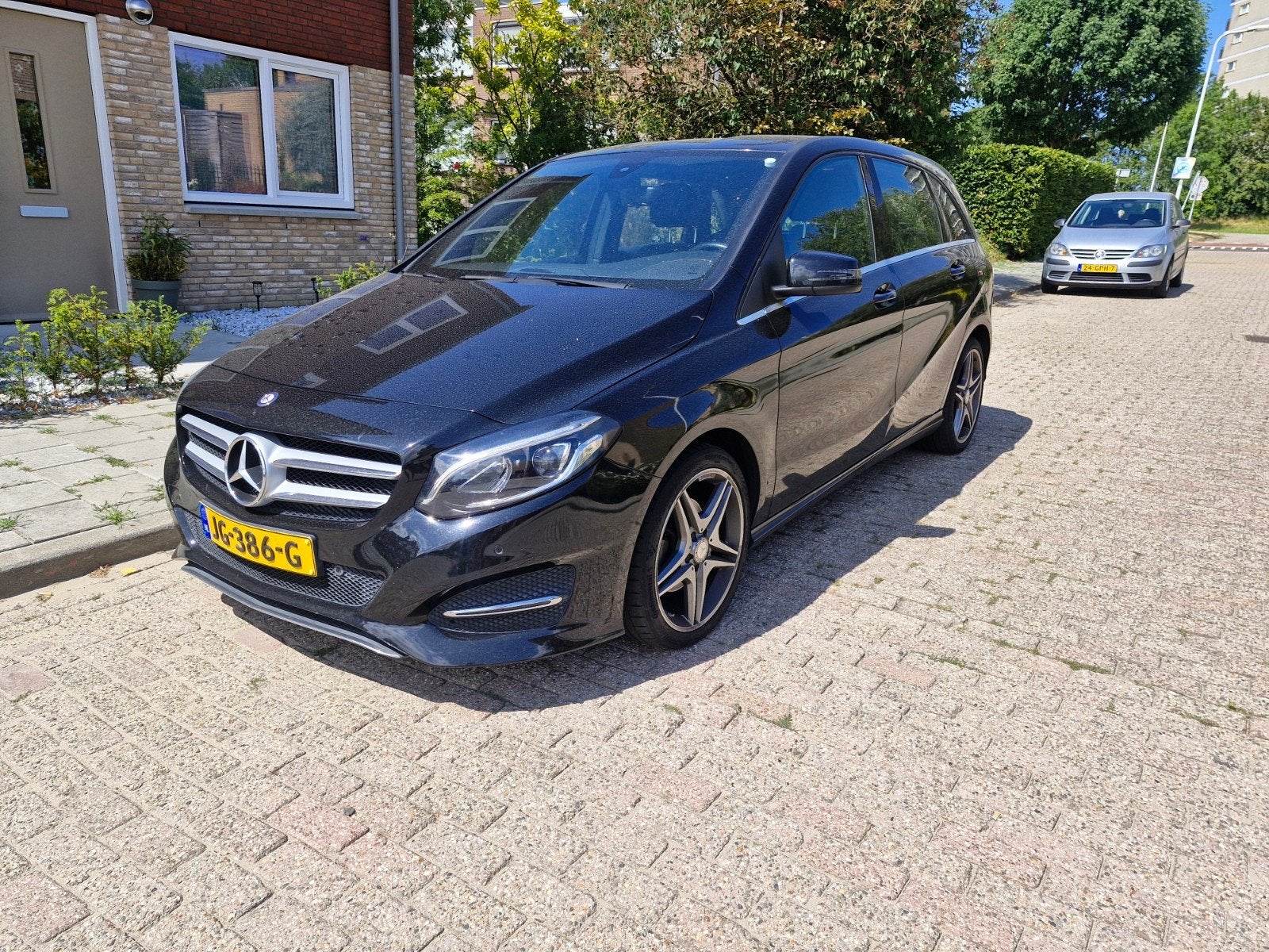 Mercedes-Benz B-Klasse 1.6 B180 5DRS BE Dct7 2016 Zwart, Auto's, Dealer onderhouden, 1325 kg, 4 cilinders, Leder en Stof