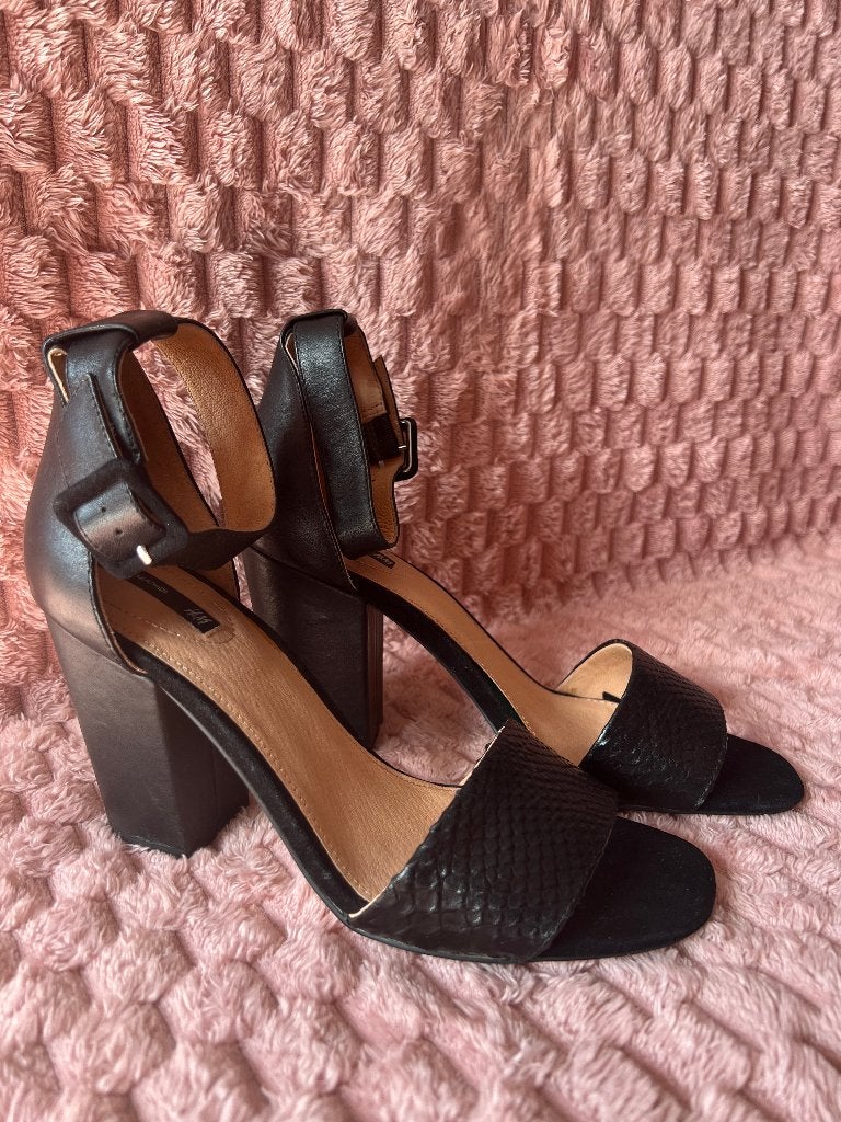 Klassieke zwart leren peeptoe met blokhak - Maat 40, Zwart, Zo goed als nieuw, Sandalen of Muiltjes, Ophalen of Verzenden