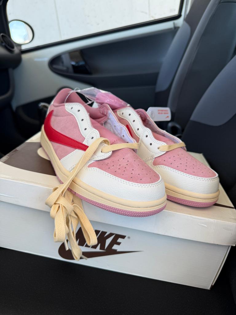 Nike Air Jordan 1 Low Travis Scott Reverse Mocha Roze, Kleding | Dames, Schoenen, Ophalen of Verzenden, Zo goed als nieuw, Roze