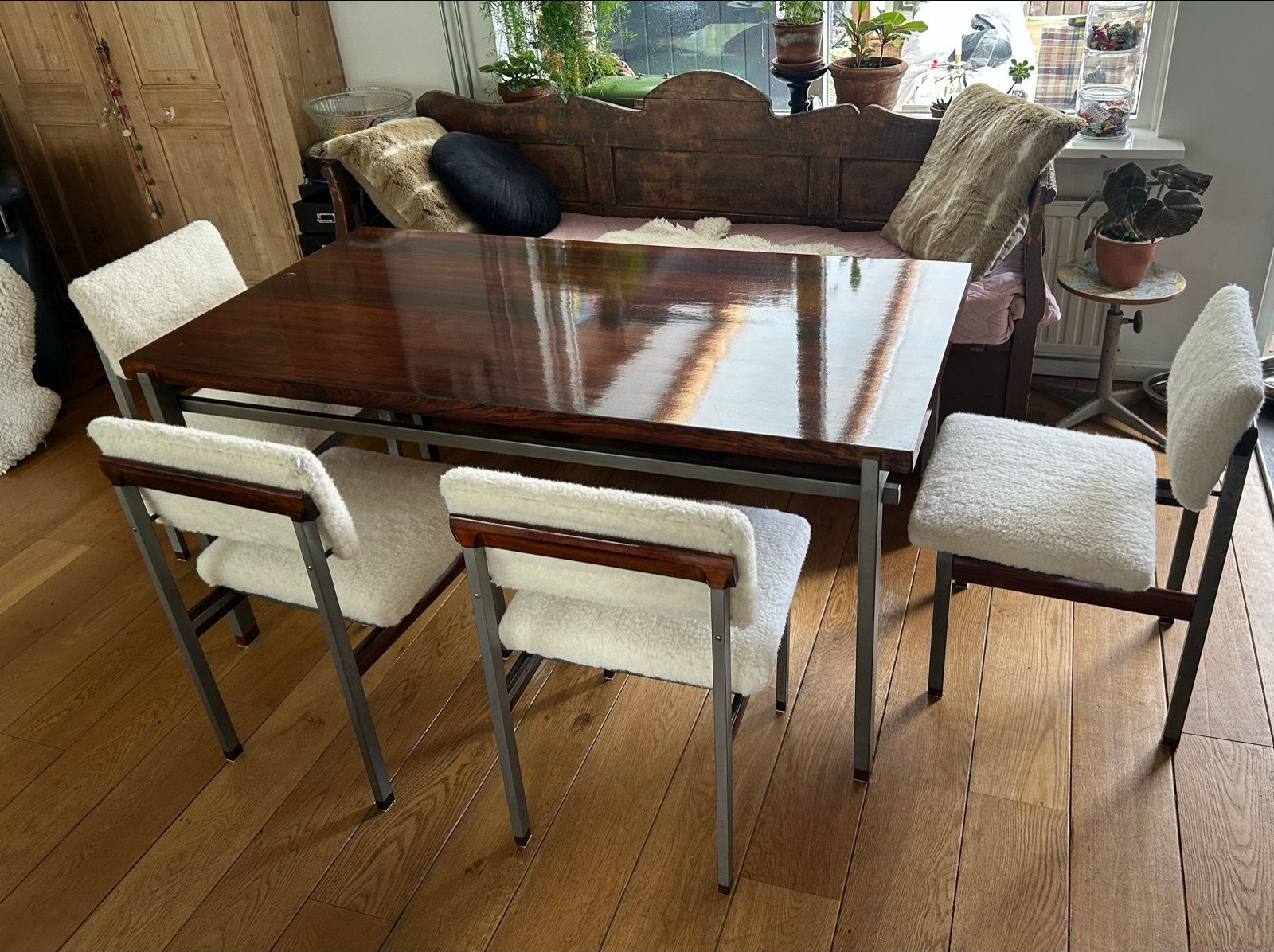 Vintage eettafel met 4 stoelen - schapenwol bekleding, Antiek en Kunst, Ophalen of Verzenden