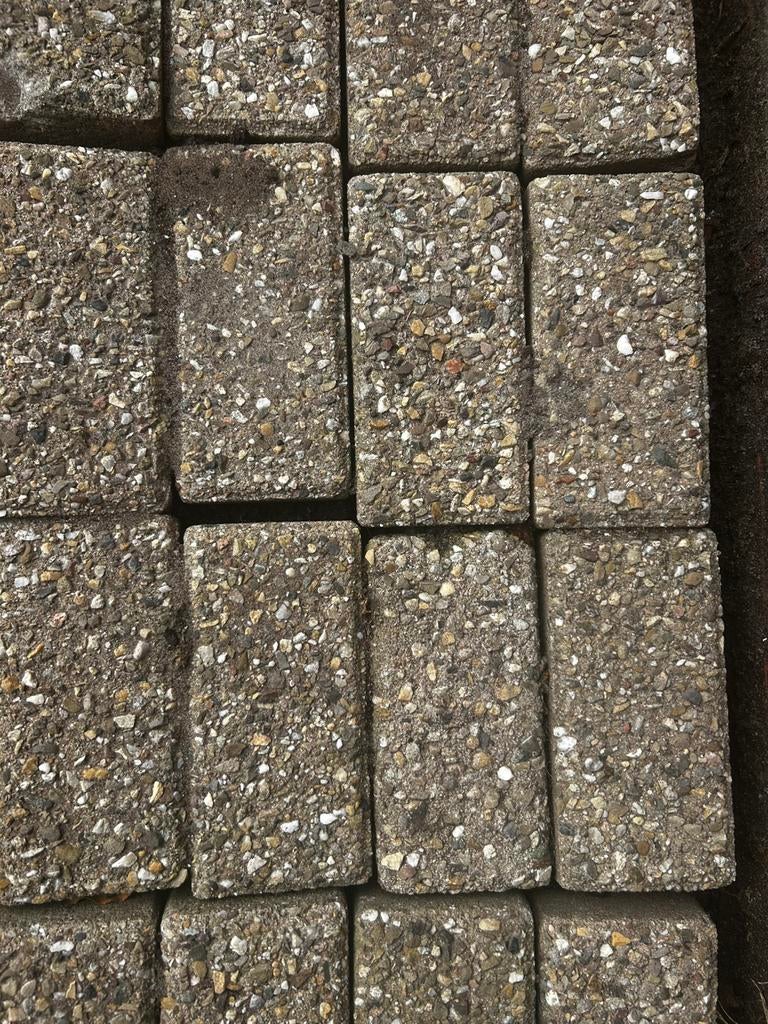 Klinkers 85 stuks met grind toplaag, Ophalen, Zo goed als nieuw, Beton, Klinkers